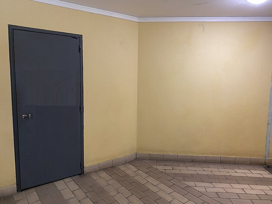 porte d'entrée du local sur hall des parties communes