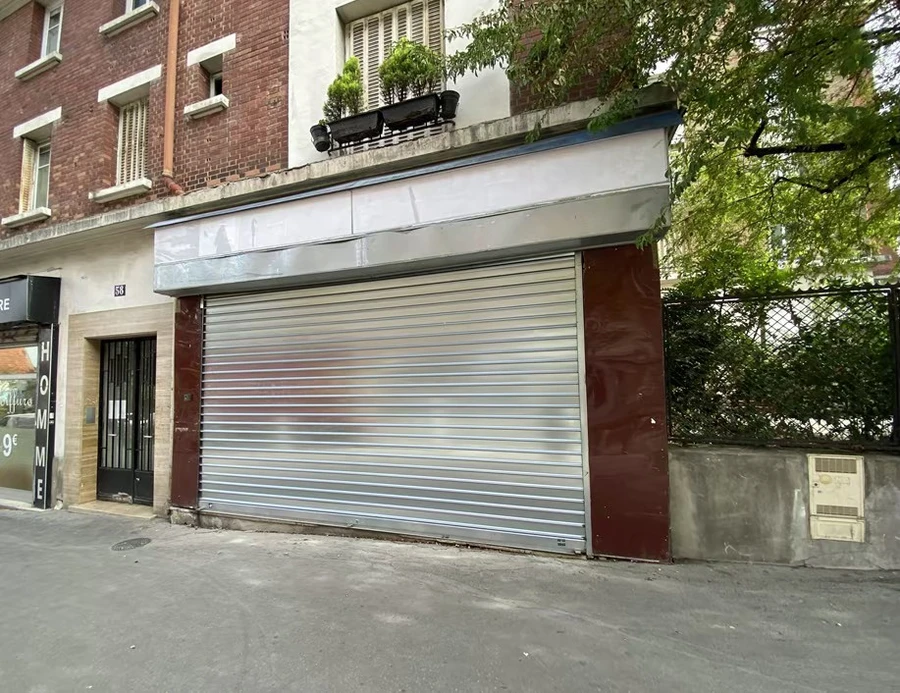 58 boulevard de Sérurier 75019 : avec rideaux métalliques