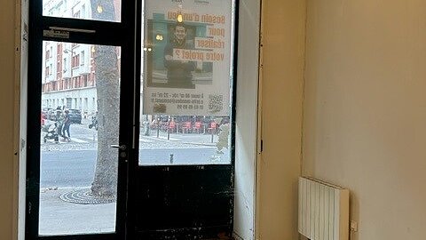 vue-interieure-vitrine-local-commercial-a-louer-173-avenue-clichy-paris-17