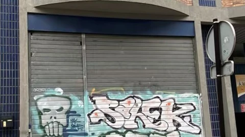 8 rue des Dunes 75019 : devanture avec rideau métallique