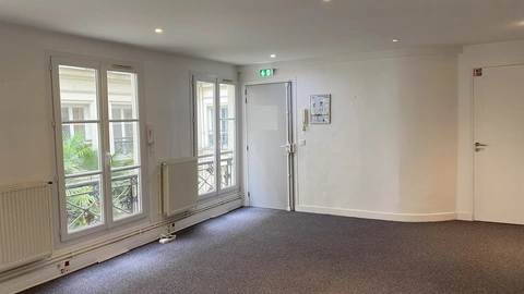 première pièce avec porte d'entrée à gauche et placard à droite