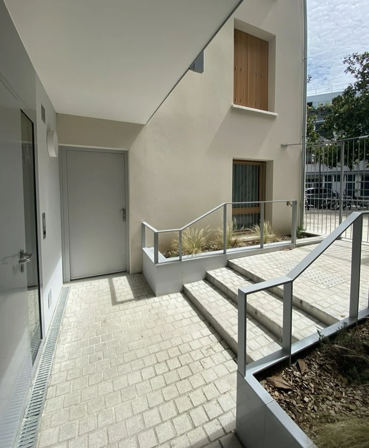 Entrée sur cour PMR