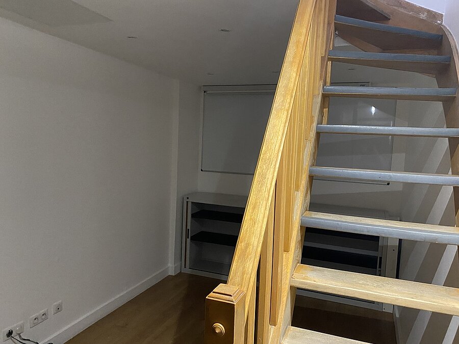 Sous-sol accessible par escalier intérieur