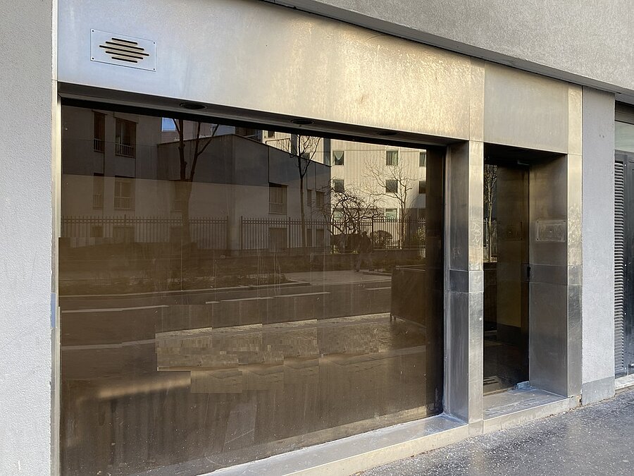 façade vitrée avec porte sur rue