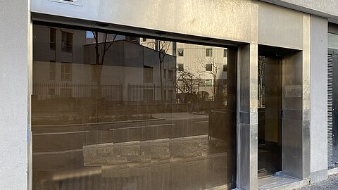 façade vitrée avec porte sur rue