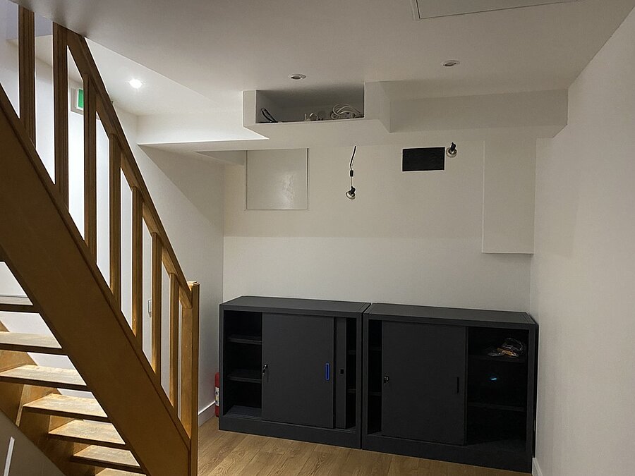 Sous-sol accessible par escalier intérieur