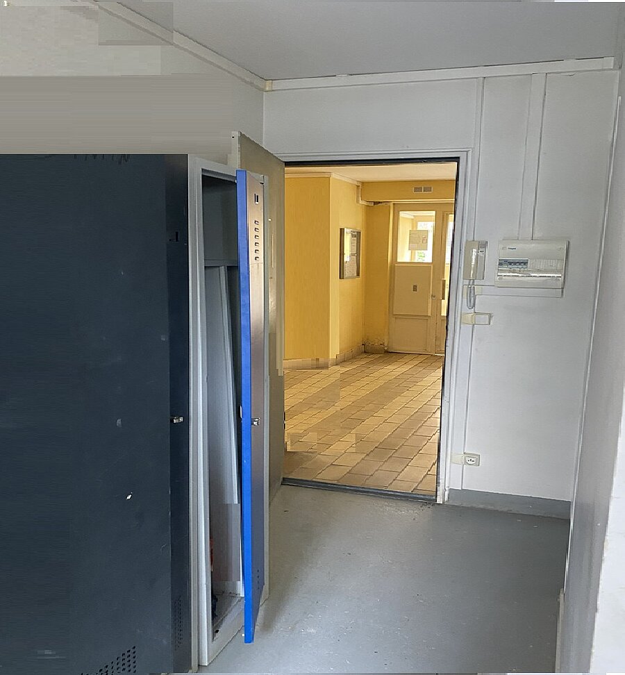 intérieur du local, porte ouverte sur le hall des parties communes