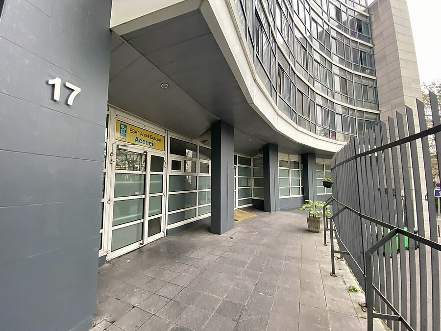 Entrée sur cour local 3
