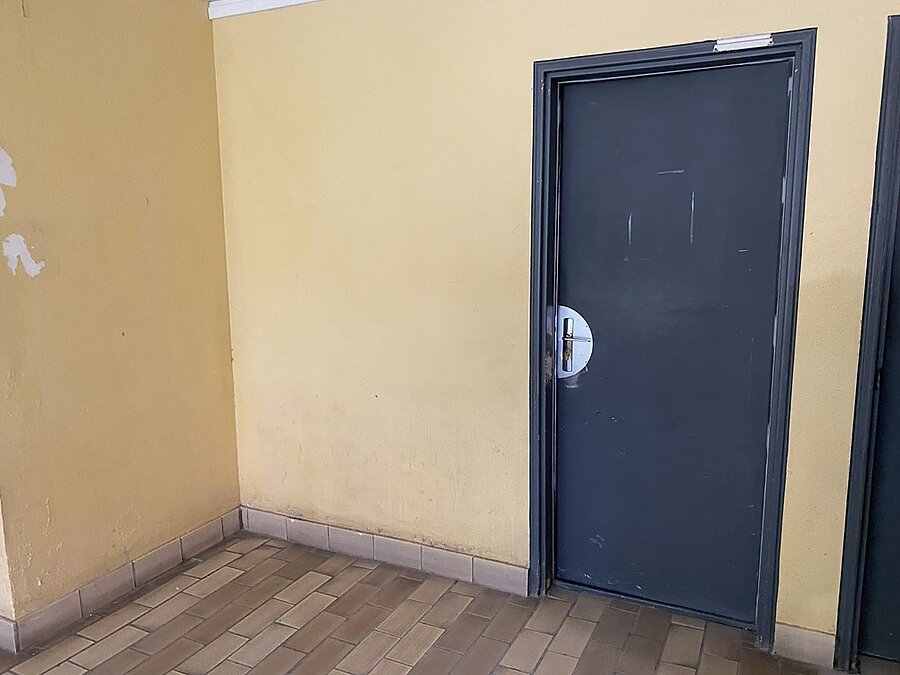porte du local dans le hall des parties communes