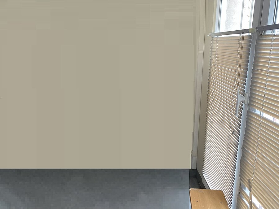 pièce avec fenêtres sur rue