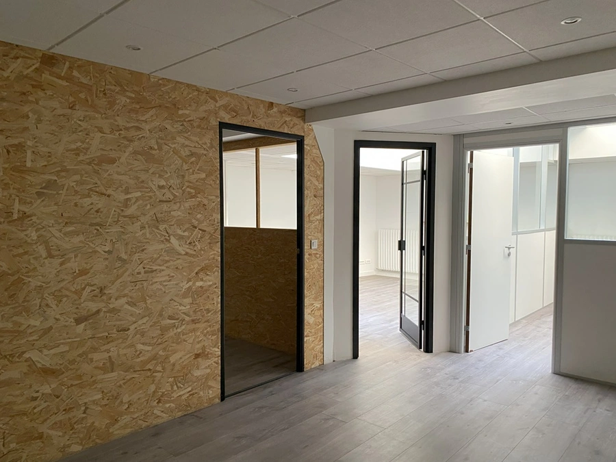 pièce desservant les bureaux niveau inférieur