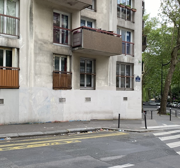 façade de l'immeuble côté rue avec fenêtres (rdc haut)