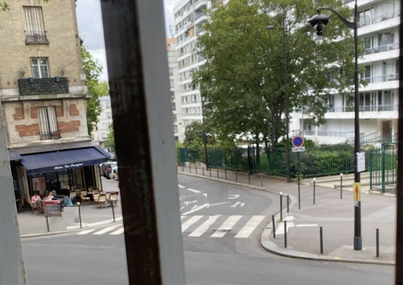 vue de la fenêtre sur rue