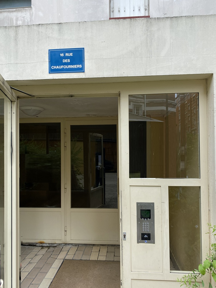 porte d'entrée de l'immeuble sur cour