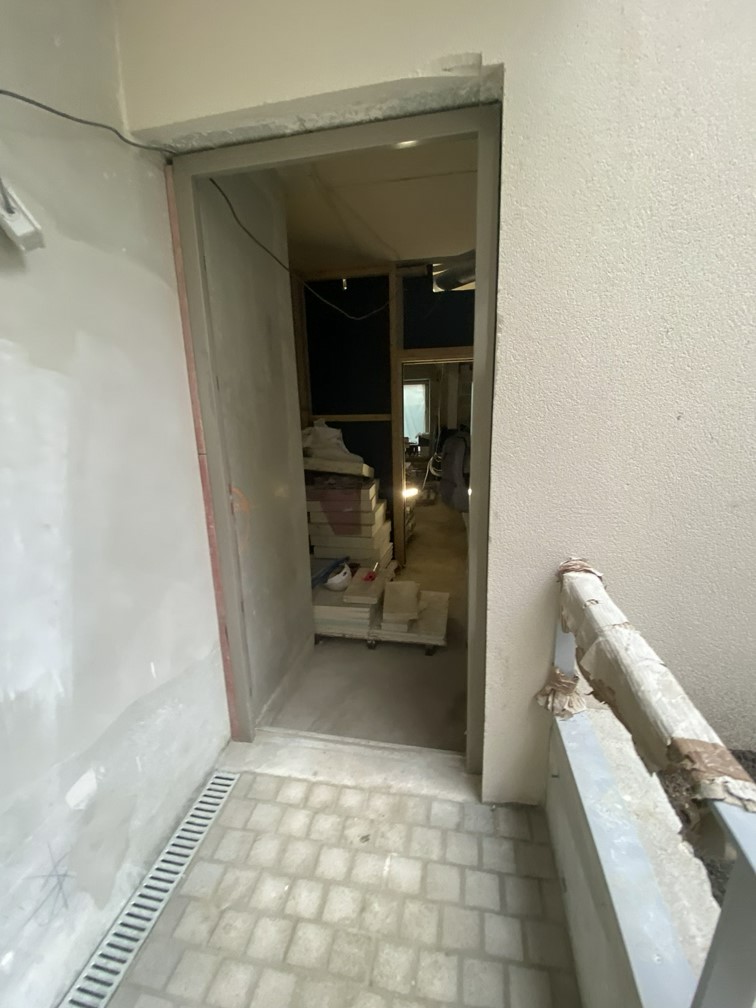 Porte d'entrée sur cour