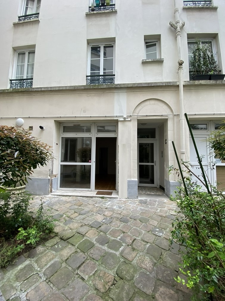 Sur cour intérieure - 16 rue Le Sueur 75016
